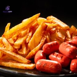 Grillattua makkaraa ja ranskalaisia