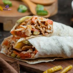 Rulla, jossa kebab lihaa, kasviksia ja kastiketta.