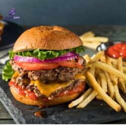 Ateria, johon kuuluu burgeri ja ranskalaiset.