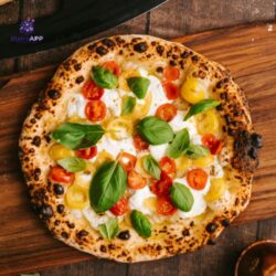 Margarita pizza, jossa mozzarellaa, basilikaa ja tomaattia.