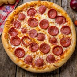 Pizza, jossa juustoa ja salamia.