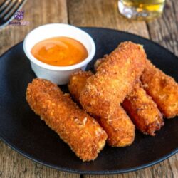 Mozzarellatikkuja dipin kanssa