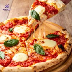 Pizza, jossa fetaa, kasviksia ja lihaa.