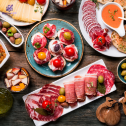Jaettava lajitelma kotimaisia pientilajuustoja, ilmakuivattua porsasta, graavisiikaa, lakkahilloa ja siemennäkkileipää.
