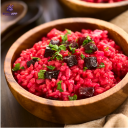 Täyteläinen risotto-tyyppinen annos kotimaisesta helmiohrasta ja paahdetusta punajuuresta. Viimeistelty vuohenputkipestolla ja paahdetuilla saksanpähkinöillä (Vegaaninen).